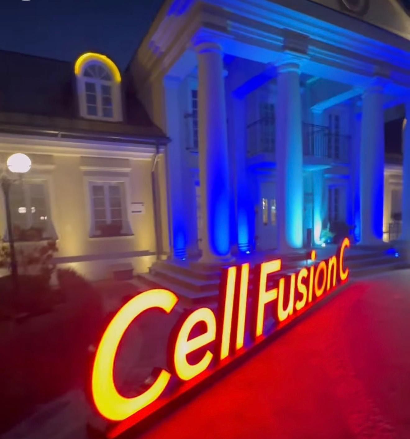 Podświetlane na czerwono litery przestrzenne Cell Fusion C przed rezydencją nocą