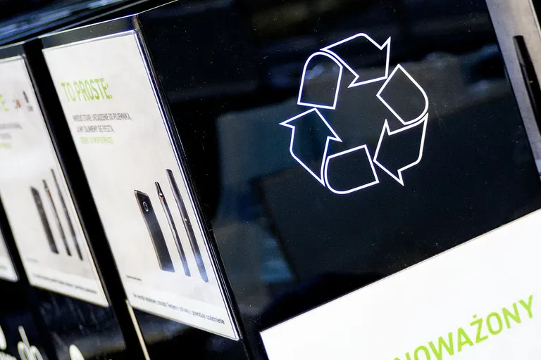 Panel ekspozytora z symbolem recyklingu i hasłem o zrównoważonym rozwoju