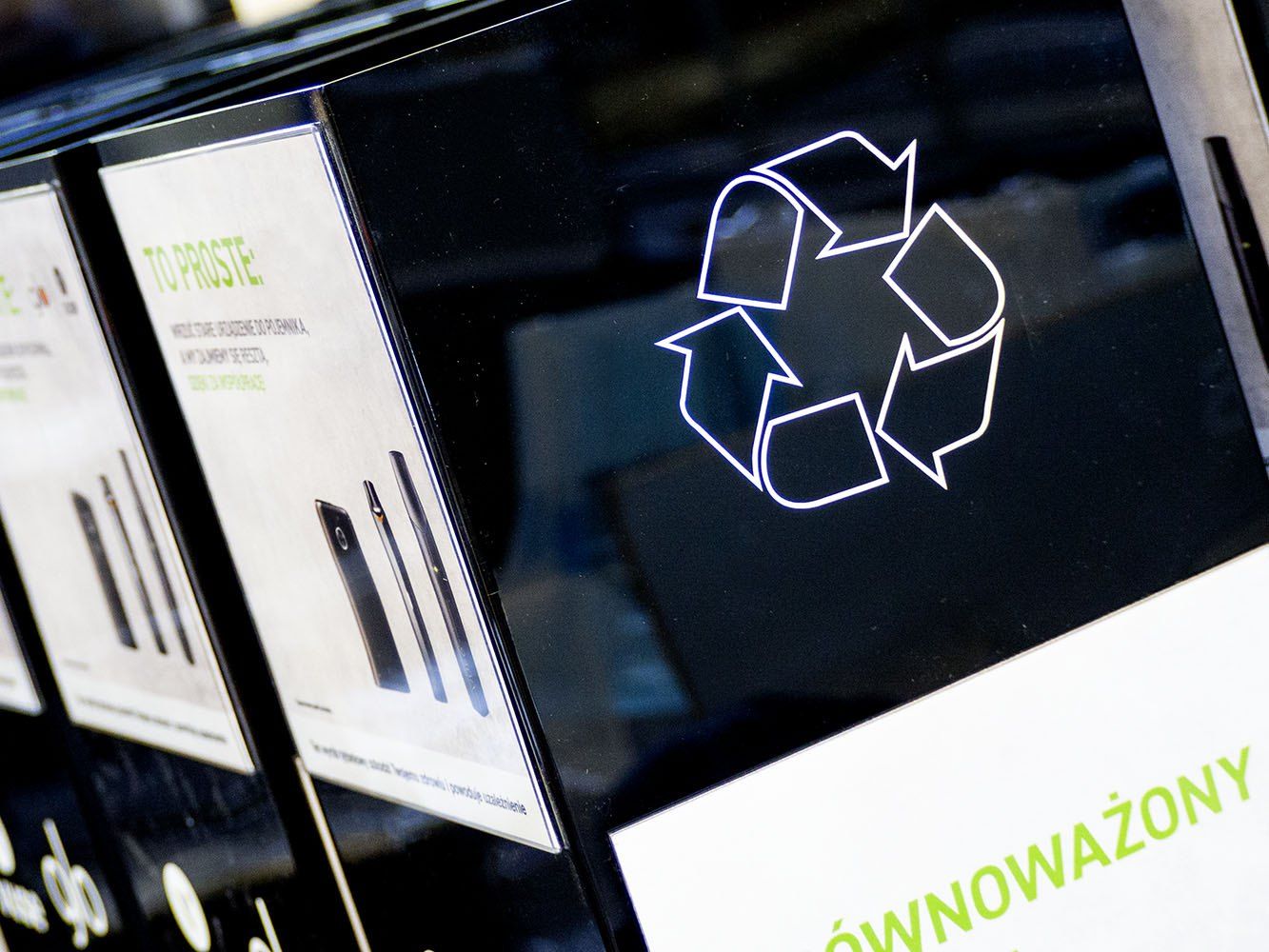 Panel ekspozytora z symbolem recyklingu i hasłem o zrównoważonym rozwoju