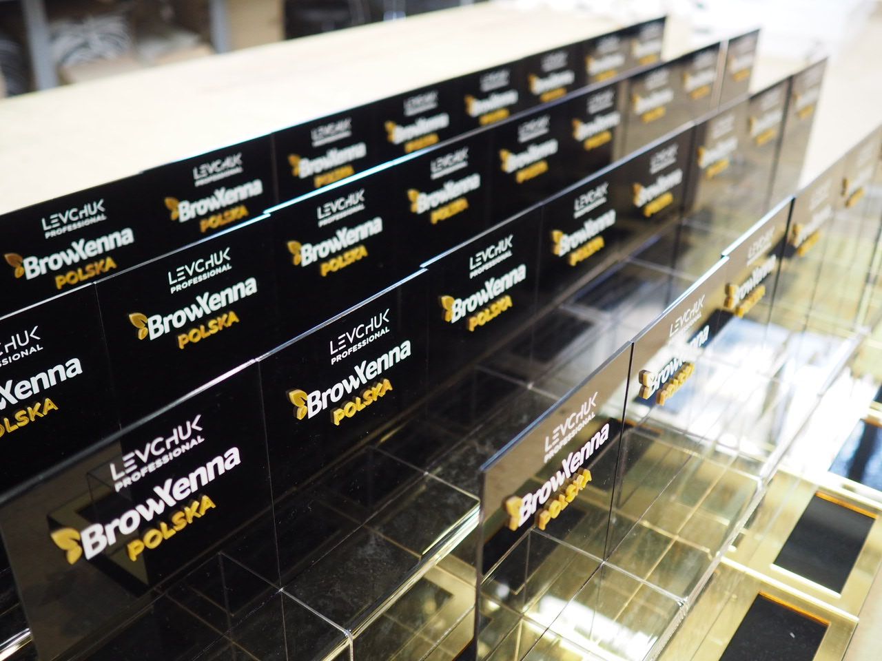 Seria ekspozytorów BrowXenna Polska ustawiona rzędami w hali Plexomanii przed pakowaniem