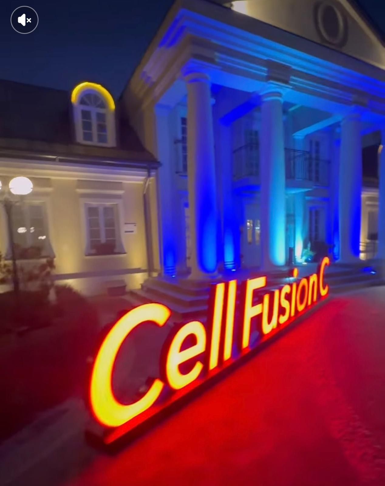 Litery przestrzenne Cell Fusion C z czerwonym podświetleniem LED z bliska