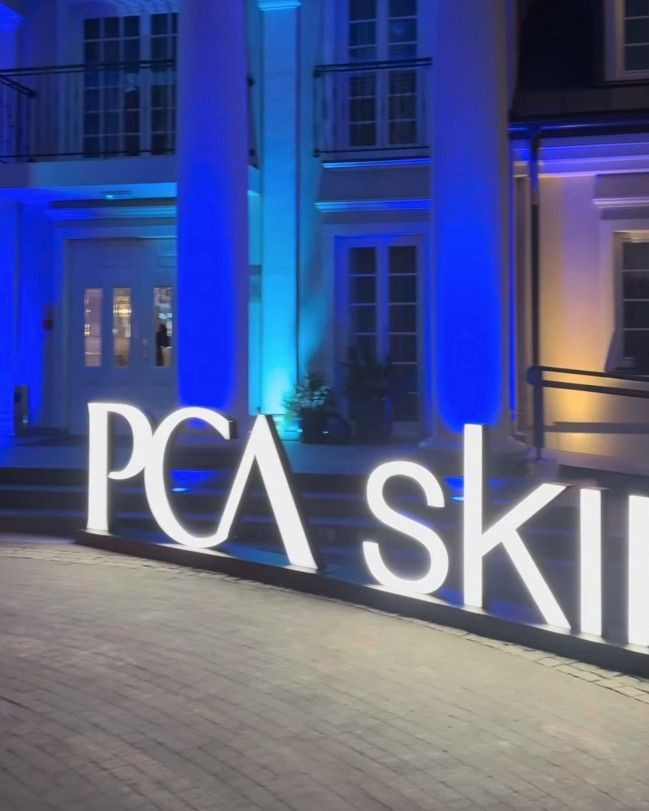 Białe podświetlane litery przestrzenne PCA Skin przed wejściem do rezydencji