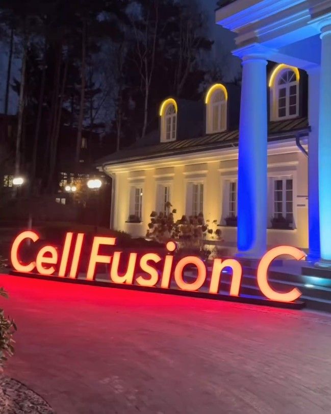 Litery przestrzenne Cell Fusion C podświetlane na czerwono LED przed rezydencją nocą