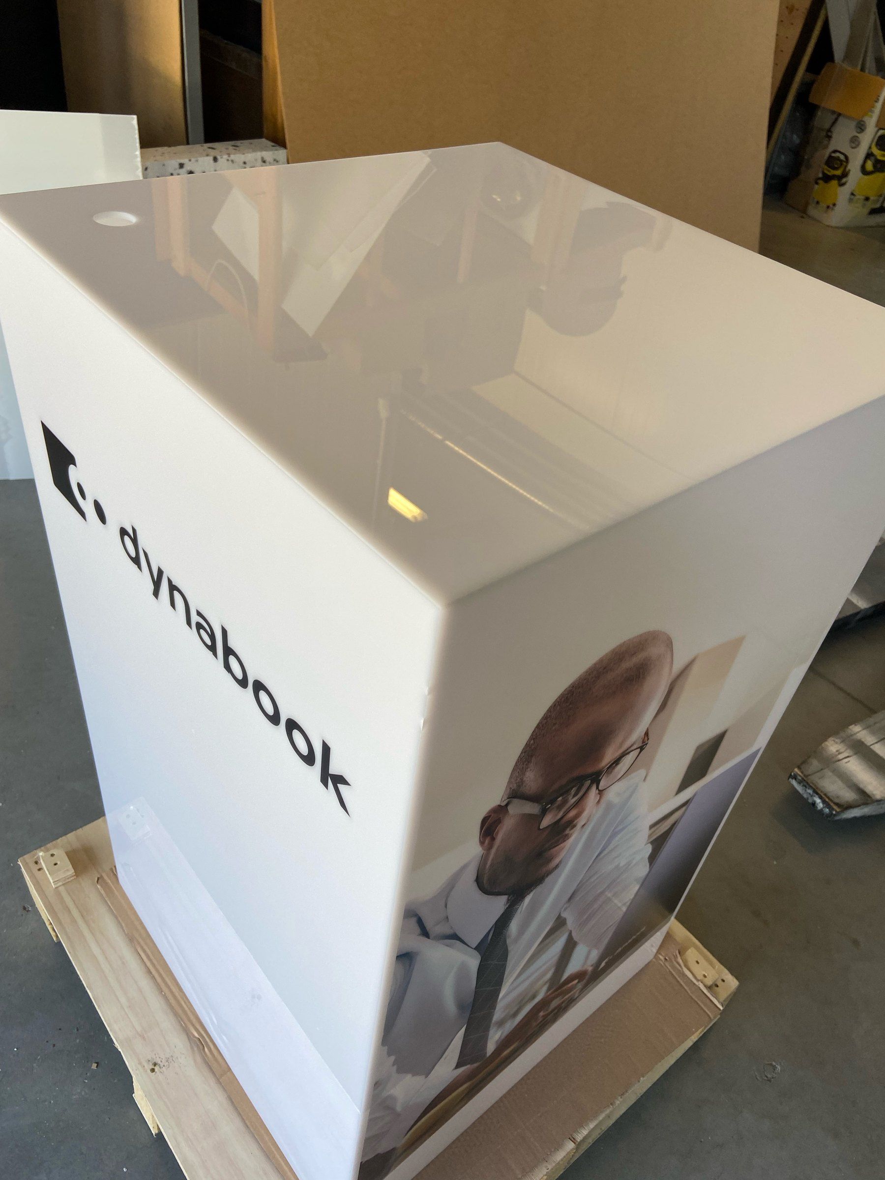 Gotowy kubik Dynabook z błyszczącym blatem na palecie przed wysyłką