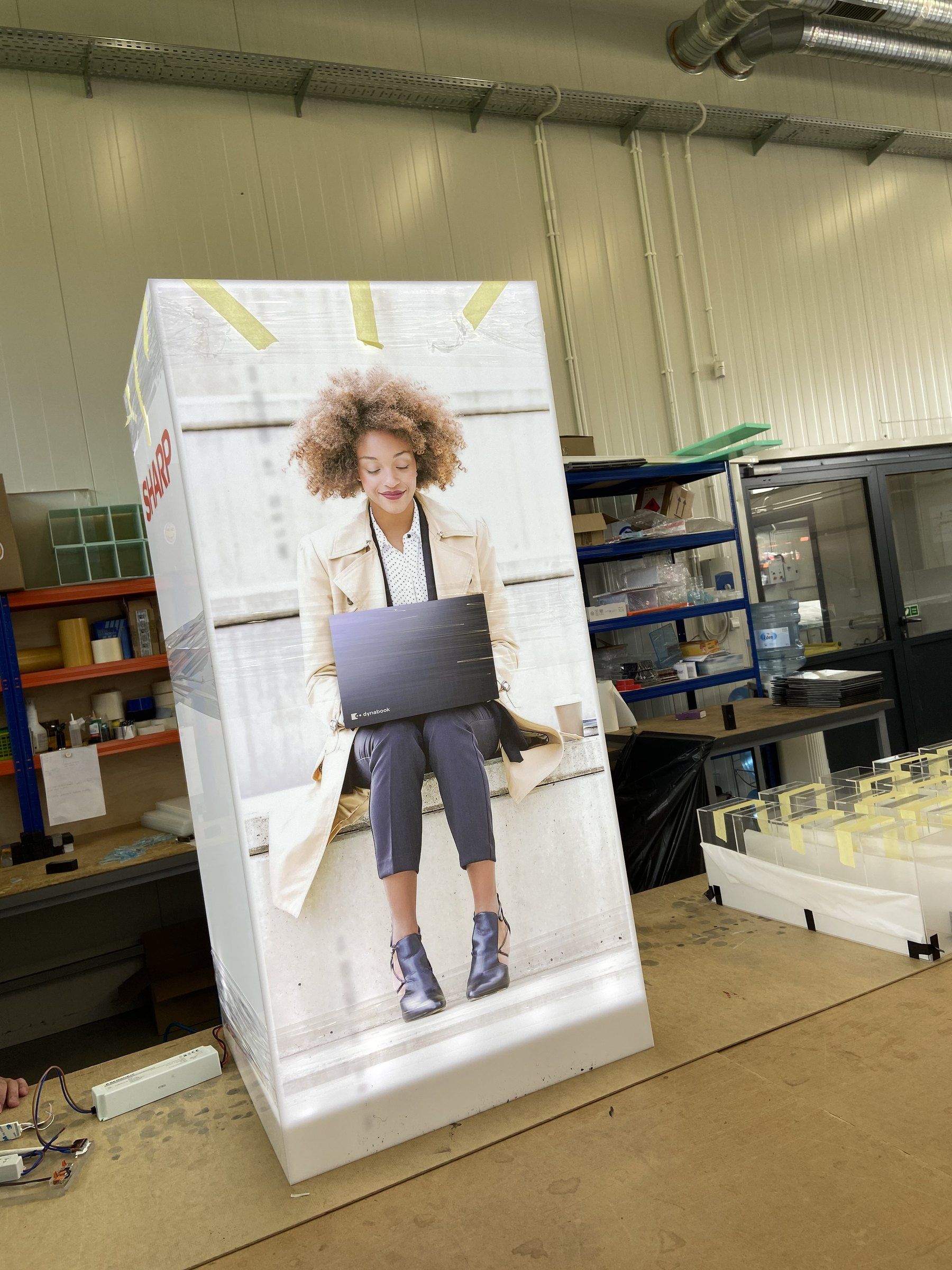 Test podświetlenia kubika Dynabook z grafiką fotograficzną w hali produkcyjnej
