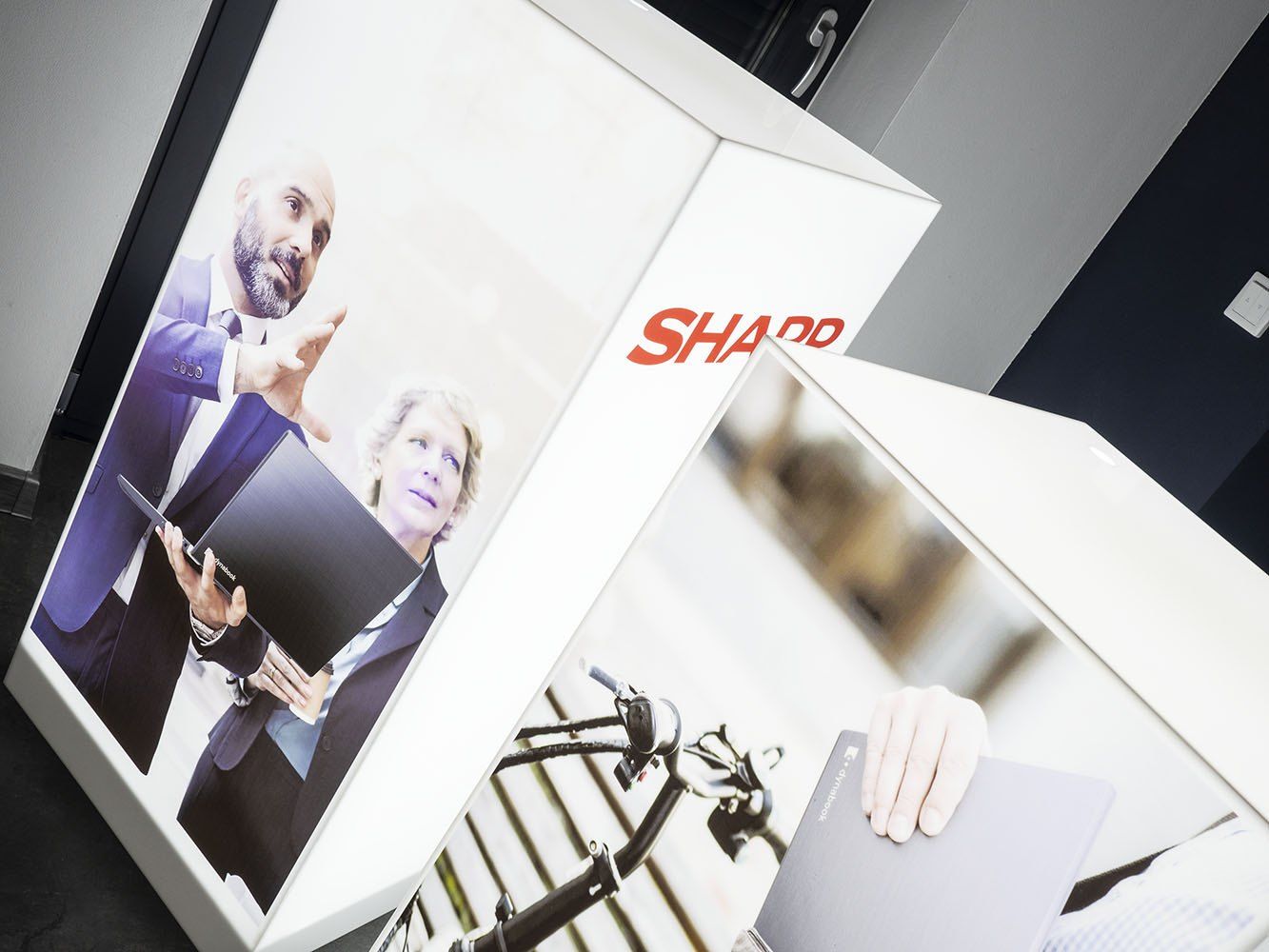 Podświetlane kubiki Sharp z grafiką fotograficzną i logotypem na bocznej ścianie, widok z góry
