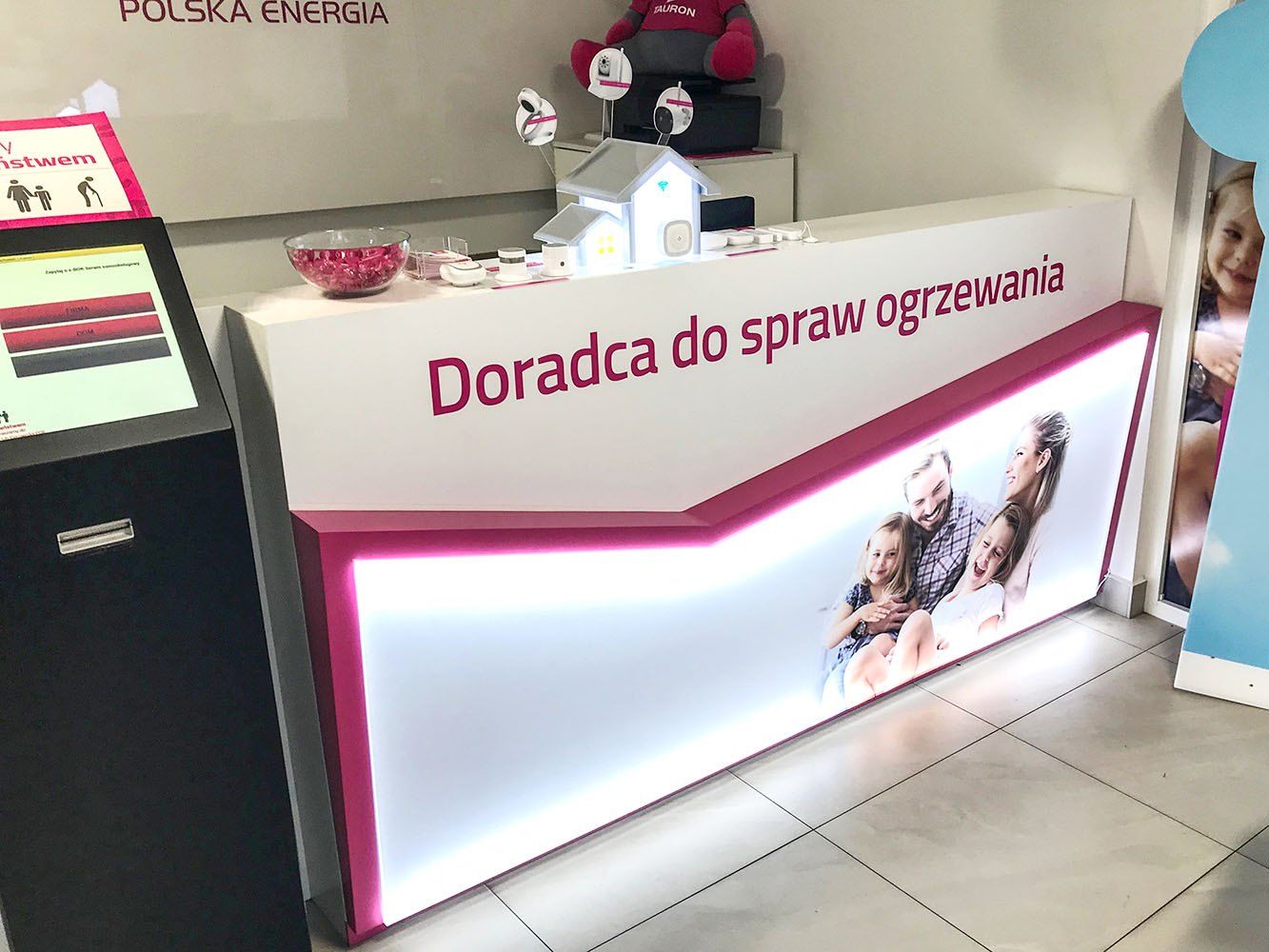 Podświetlana lada Doradca do spraw ogrzewania z panelem graficznym LED i magentową listwą świetlną
