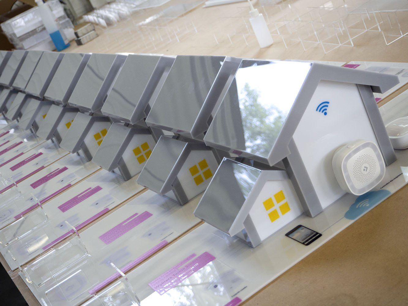 Kilkanaście ekspozytorów Smart Home z plexi w produkcji seryjnej w hali Plexomanii